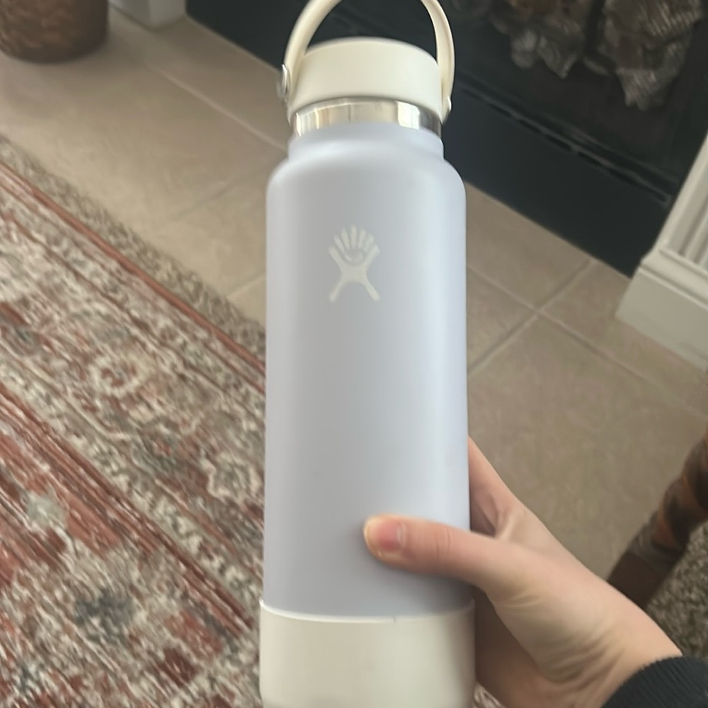 Lilac fog purple hydroflask 40 oz with white flex cap and silicon boot